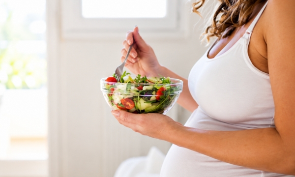 Pregnant-woman-eating-light-foods-Source-Google